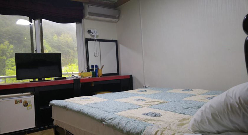Отель Camp Jirisan Parkview Gurye Экстерьер фото